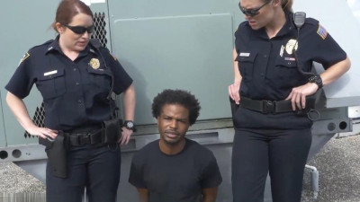 [서양야동] Black prisoner was caught by prison guards while escaping [쇼츠야동,섹트야동,국산야동,혼딸야동]